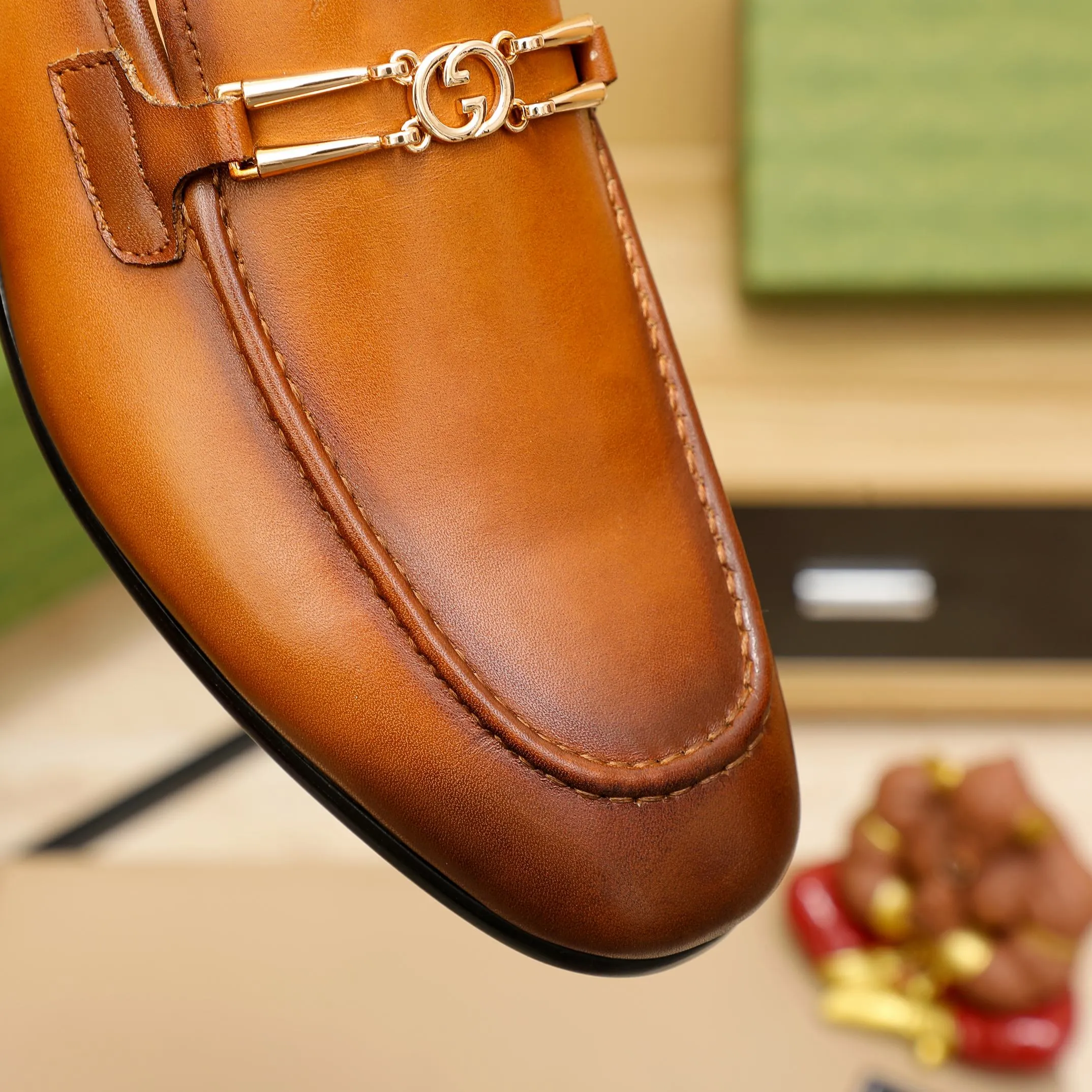 p480 GUCCI 2021 men’s latest casual leather shoes👞! Available at counters simultaneously! A one-to-one replica of the original. All imported top layer calfskin. The interior is made of top-grade cowhide, and the original factory-supplied rubber outsole is used. Leading new fashion concepts. Black, brown, matching sizes: 38-45